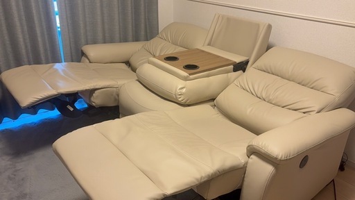 ニトリ　傷・汚れに強い合成皮革3 人掛け電動合皮テーブル付きリクライニングソファ（N ビリーバ 抗ウイルスNシー ルドBE）　　