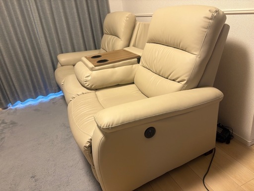 ニトリ　傷・汚れに強い合成皮革3 人掛け電動合皮テーブル付きリクライニングソファ（N ビリーバ 抗ウイルスNシー ルドBE）　　