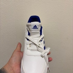 【新品】22.5ｾﾝﾁ   adidasスニーカーの画像