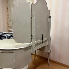 アンティークドレッサーの画像