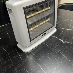 【🔥すぐ暖まる🔥】MUSEE 電気ストーブ SV-901ES 900W｜足元暖房・簡単操作・動作OKの画像