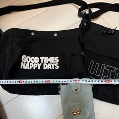 ほぼ未使用品あり黒ショルダー2点スマホ入れポーチの画像