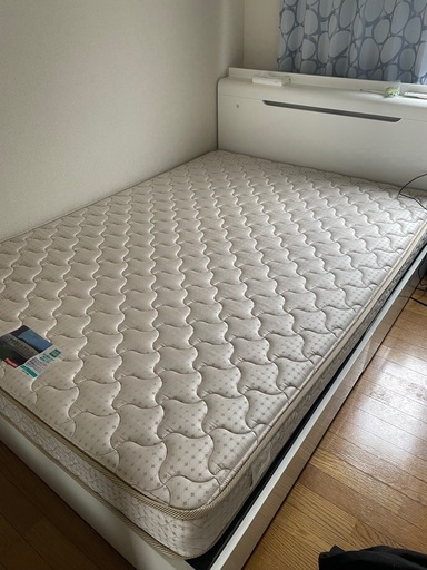 ダブルベッド、マットレス付き