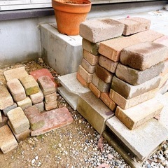 家庭菜園などに使用できるレンガの画像