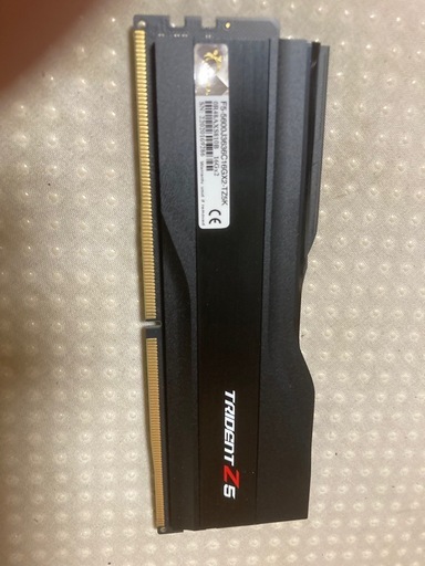 パソコン　メモリーDDR5       .16g