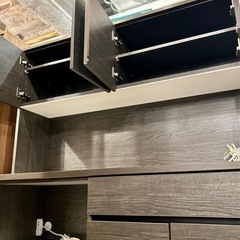 食器棚 140 キッチンボード おしゃれ カップボード ハイタイプ キッチン収納 棚 レンジ台 白 シンプル 幅140cm 奥行45cm 高さ181cm コンセント付 モイス ソフトクローズ 耐震ラッチ 耐震ダボ 大川家具 国内製造 日本製 チャコールブラックの画像