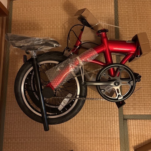 赤の折り畳み自転車