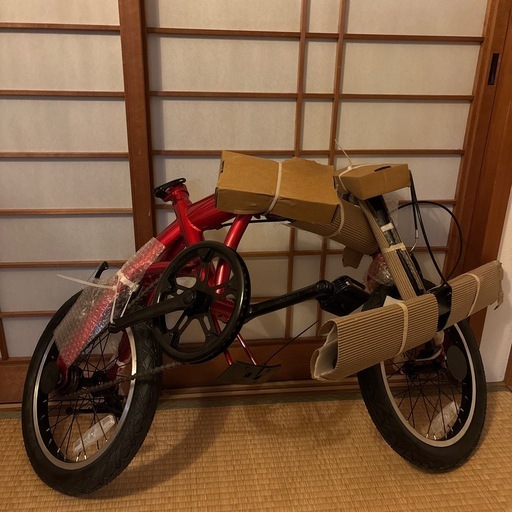 赤の折り畳み自転車