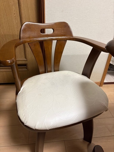 ダイニングセット 2人掛け チェア二脚は回転するので座りやすいです 