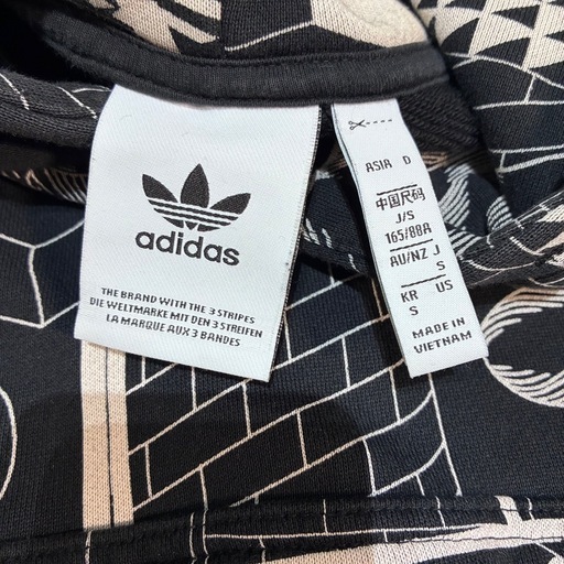 adidas グラフィックパーカー　トレフォイル