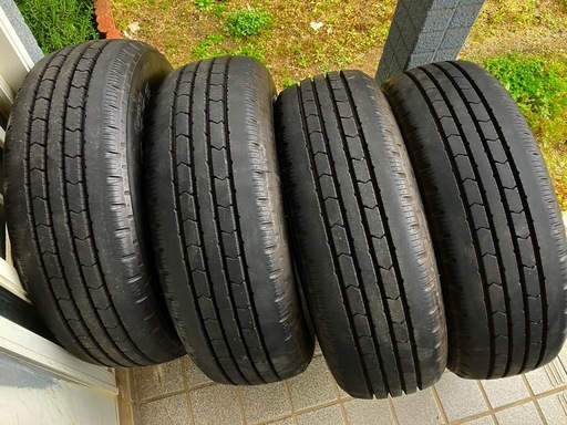 値下げ中【ほぼ新品レベル】ブリヂストン R202 215/65R15 LT 4本 2024年製 バリ山9.5mm