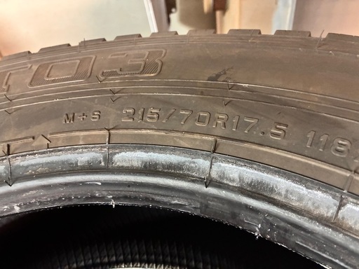 ダンロップウィンターマックスLT03 冬タイヤ215/70R17.5目は7部程度