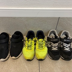 子供のスニーカーの画像