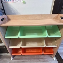 おもちゃ収納本棚の画像