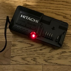 日立FWH-14DGLコードレスインパクトドライバーと充電器の画像