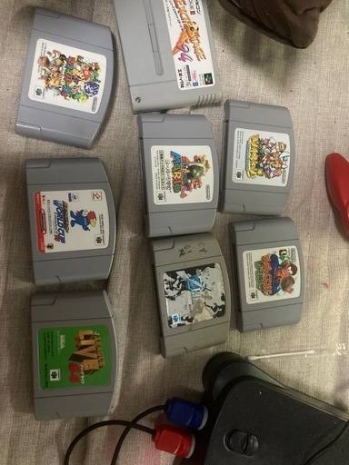 ニンテンドー64とゲームとビンテージ赤テレビセット