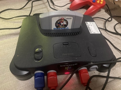 ニンテンドー64とゲームとビンテージ赤テレビセット