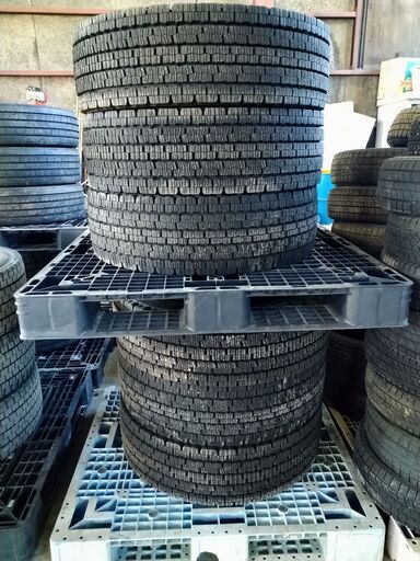 増トン車用中古スタッドレスタイヤダンロップSP002245/70r19.5136 