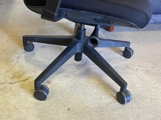 商談中　& ゲーミングチェア　AIMchair AIM-01 ブラック 