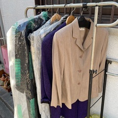 婦人服　食器　日用品　椅子 の画像