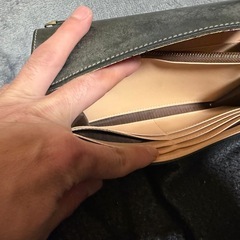 二つ折りレザー長財布の画像