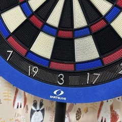 DARTSLIVE ZEROBOARDとダーツポールスタンドの画像