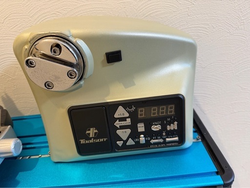 トアルソン製の電動ガット張り機