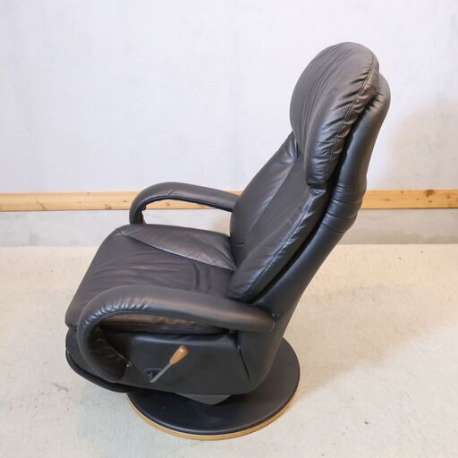 人気のkarimoku(カリモク家具)のRU8600 本革リクライナーです。シンプルでオーソドックスなフォルムのレザー リクライニングチェアはリビングや書斎、シアタールームなどにもおススメです♪ 人気のkarimoku(カリモク家具)のRU8600 本革リクライナーです