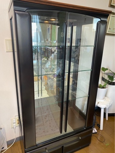 ダークブラウンのガラス扉付きキャビネット・コレクションボード