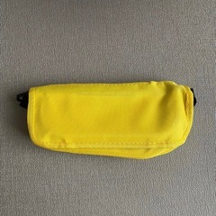 新品未使用✨　キャンプ アウトドアチェア　椅コンパクト ストラップ付き 小物収納付き　黄色の画像