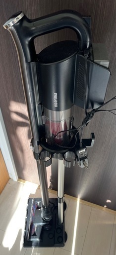 【美品】アイリスオーヤマ　コードレス掃除機　2022年製造　スタンド付