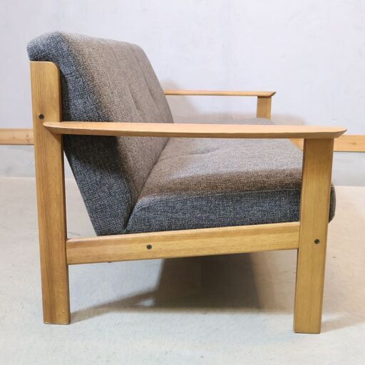 人気のkarimoku(カリモク家具)よりChitano(チターノ)の2.5人掛けソファーです！コンパクトでありながらシートはゆったり