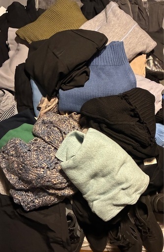 服、カバン、スニーカーで50点ほど　10日夕方まで