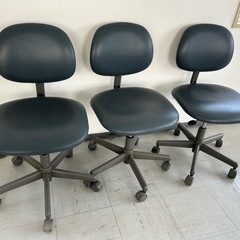 オフィスデスク同じタイプが６台と、チェアー３の画像