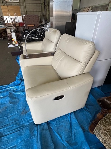 【バナナ新琴似】 ニトリ センターテーブル付き電動リクライニングソファ 2人掛け ホワイトベージュ 美品⭐︎ バナナ新琴似】 ニトリ センターテーブル付き電動リクライニングソファ