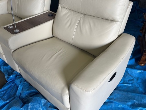 【バナナ新琴似】 ニトリ センターテーブル付き電動リクライニングソファ 2人掛け ホワイトベージュ 美品⭐︎ バナナ新琴似】 ニトリ センターテーブル付き電動リクライニングソファ