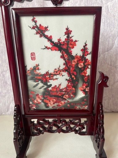 蘇州 蘇繍 刺繍 両面刺繍 ガラスの刺繍 梅 絵図の衝立 龍 鳳凰 モチーフの枠 縁起物 中国工芸品 中古品  