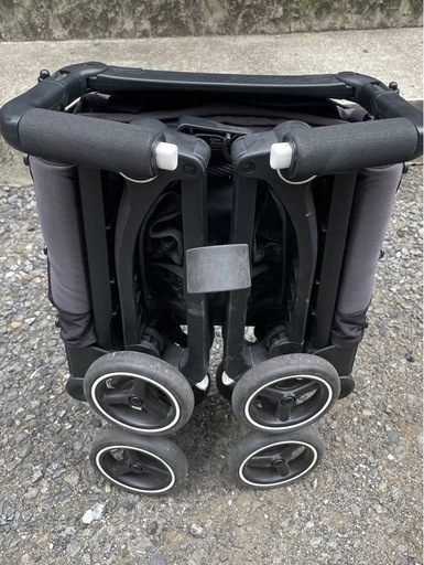 自転車のカゴに入るベビーカー