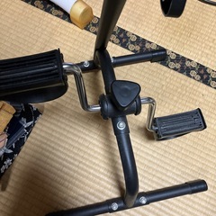 椅子に座って自転車漕ぎの画像
