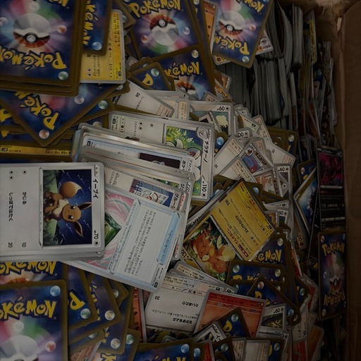 大量のポケモンカード