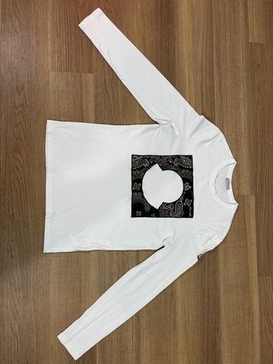 MONCLER モンクレール ロンT 長袖Tシャツ バンダナ柄ロゴ ホワイト　