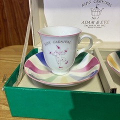 京都の老舗和食器メーカー「たち吉」が展開するブランド「Adam & Eve（アダム＆イヴ）」の「キッズカーニバル（KID'S CARNIVAL）」シリーズのデミタスカップ＆ソーサーのセットです。 の画像