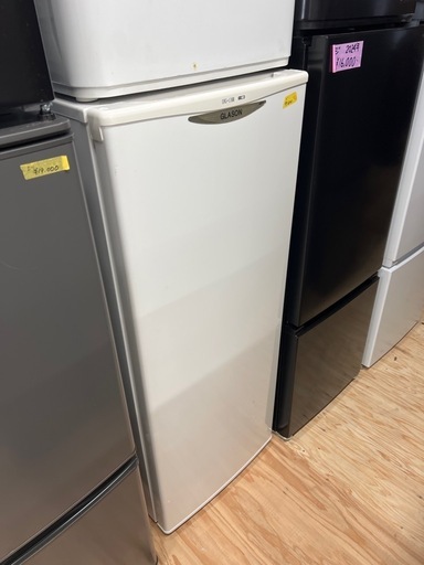 冷凍庫　縦型100Lクラスです。最大140Lほどの縦型冷凍庫あります。