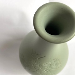 松が描かれている花瓶の画像