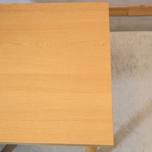 無印良品(MUJI)の人気のオーク材ダイニングテーブルです！！80cmのコンパクトなサイズと正方形のシンプルで無駄のないデザインは2人