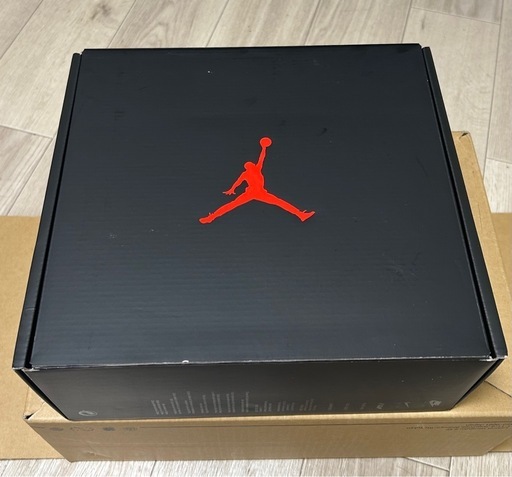 ブルーとホワイトの配色が特徴のプラットフォームソールのAir Jordan 1 Low。