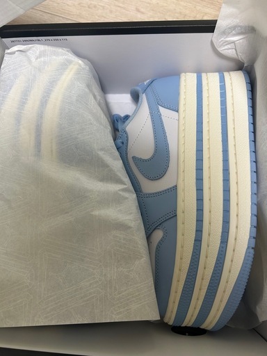 ブルーとホワイトの配色が特徴のプラットフォームソールのAir Jordan 1 Low。