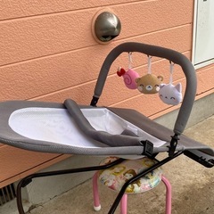 メッシュ素材の赤ちゃん用バウンサーの画像