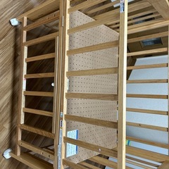 ミニベビーベッド、ベッドガードつきの画像