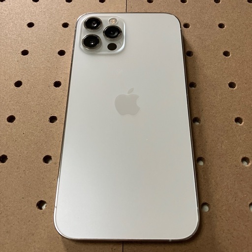iPhone12Proシルバー128GB現状品　ジャンク品扱い背面カメラ1つ割れ御座います。早いお取引き者様宜しくお願い致します。